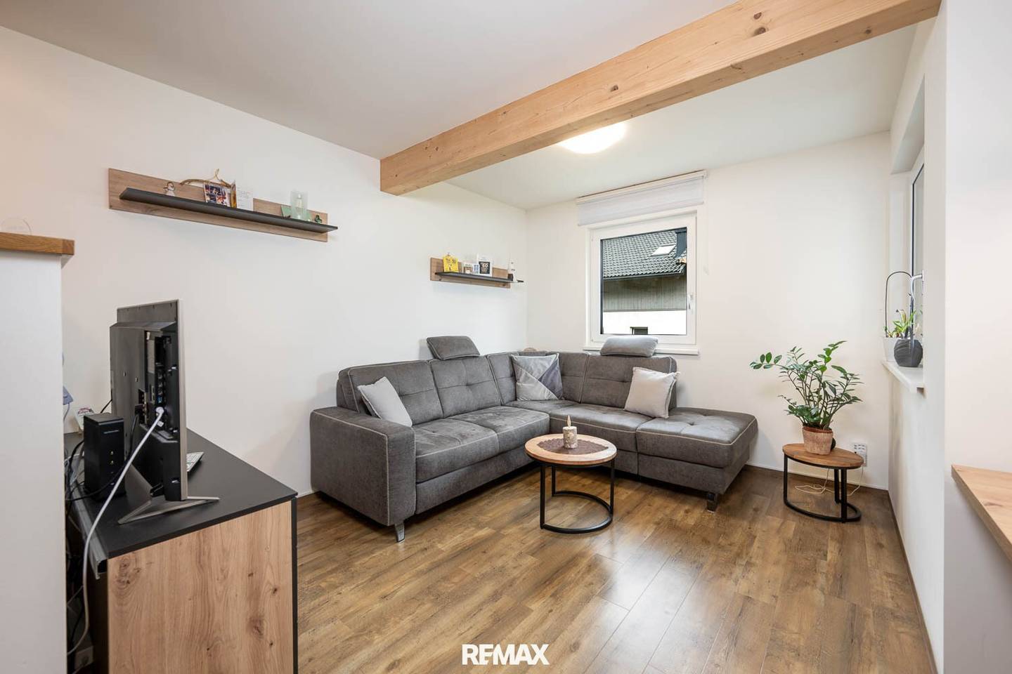 Südwestbalkon mit Bergblick in moderner Holzbauwohnung