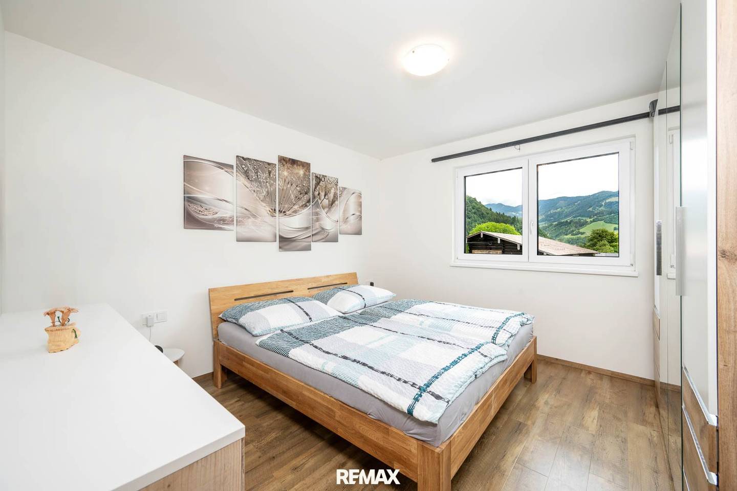 Südwestbalkon mit Bergblick in moderner Holzbauwohnung