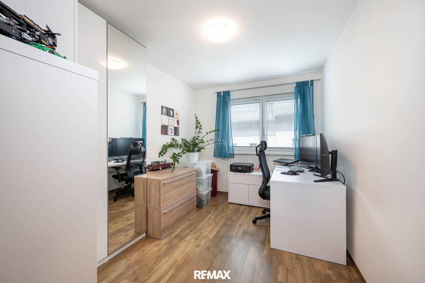 Südwestbalkon mit Bergblick in moderner Holzbauwohnung