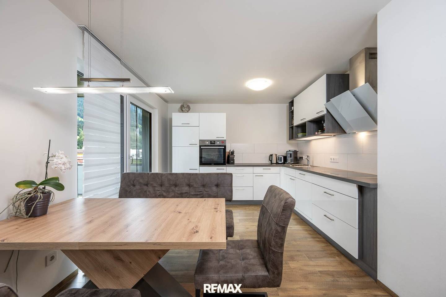 Südwestbalkon mit Bergblick in moderner Holzbauwohnung