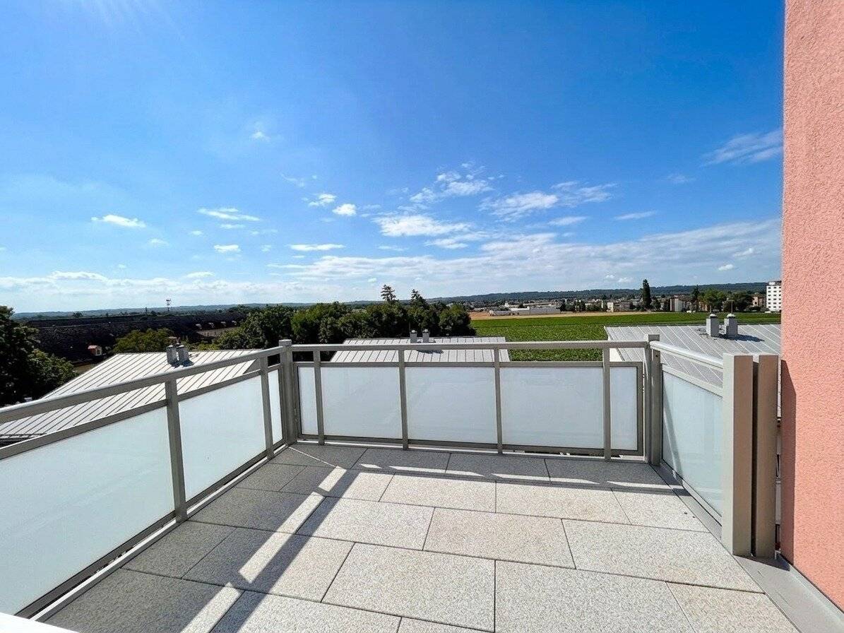 Renovated Penthouse with Balcony and Terrace