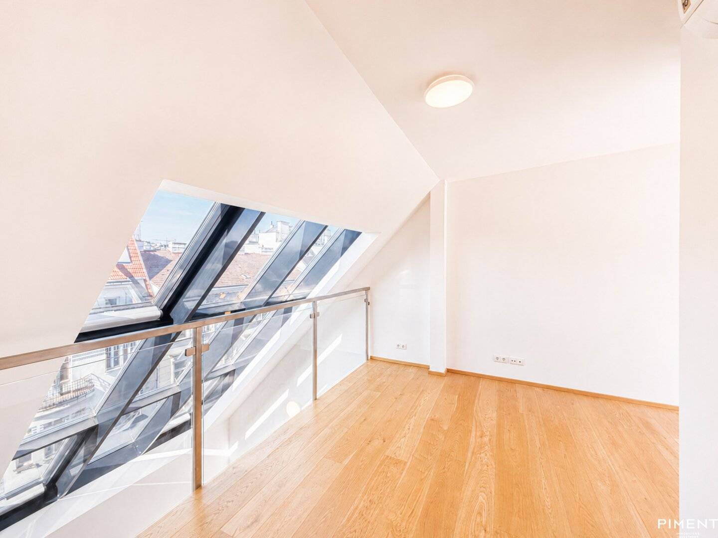 Bright attic apartment with terrace and views over Vienna