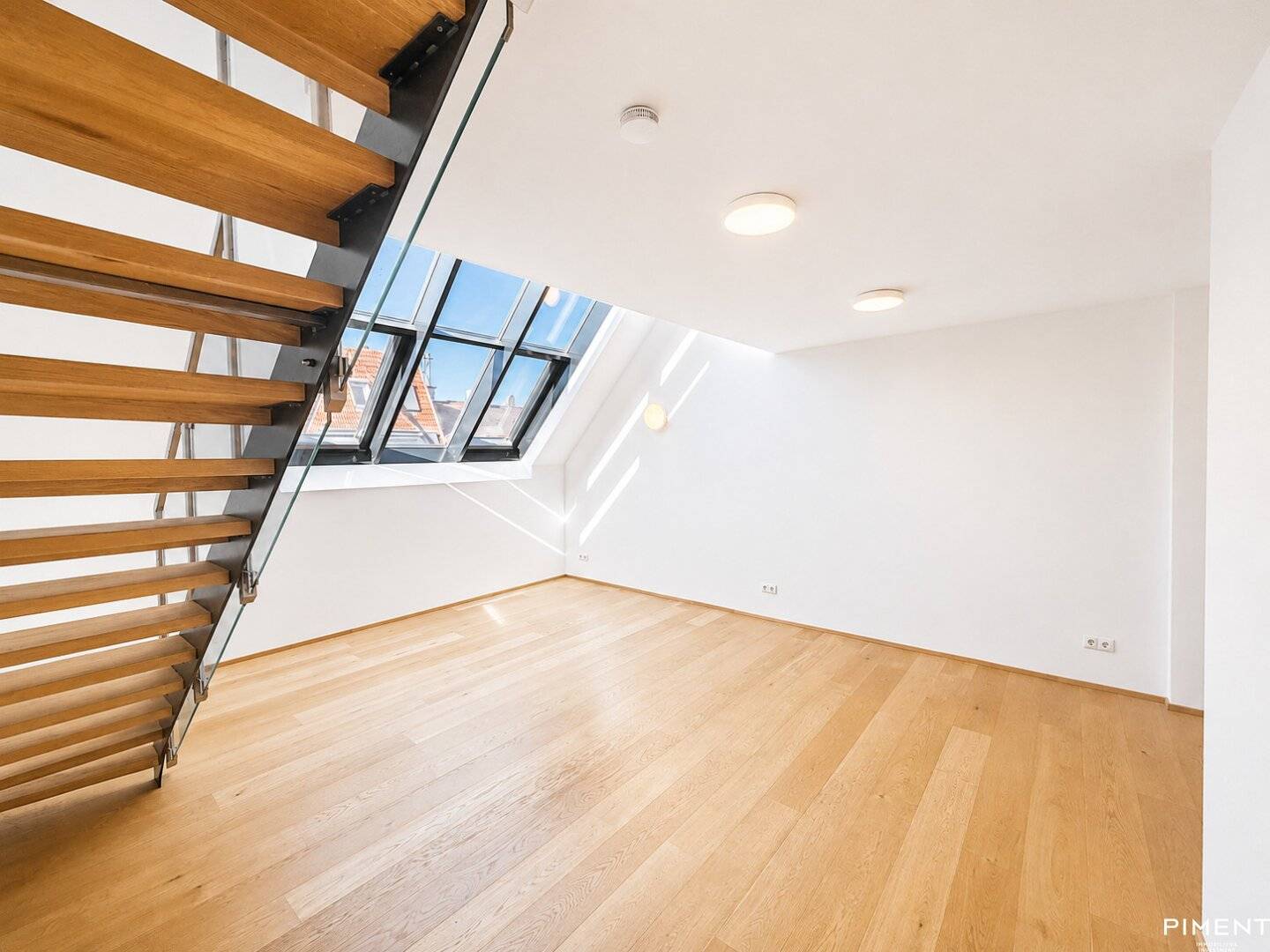 Bright attic apartment with terrace and views over Vienna