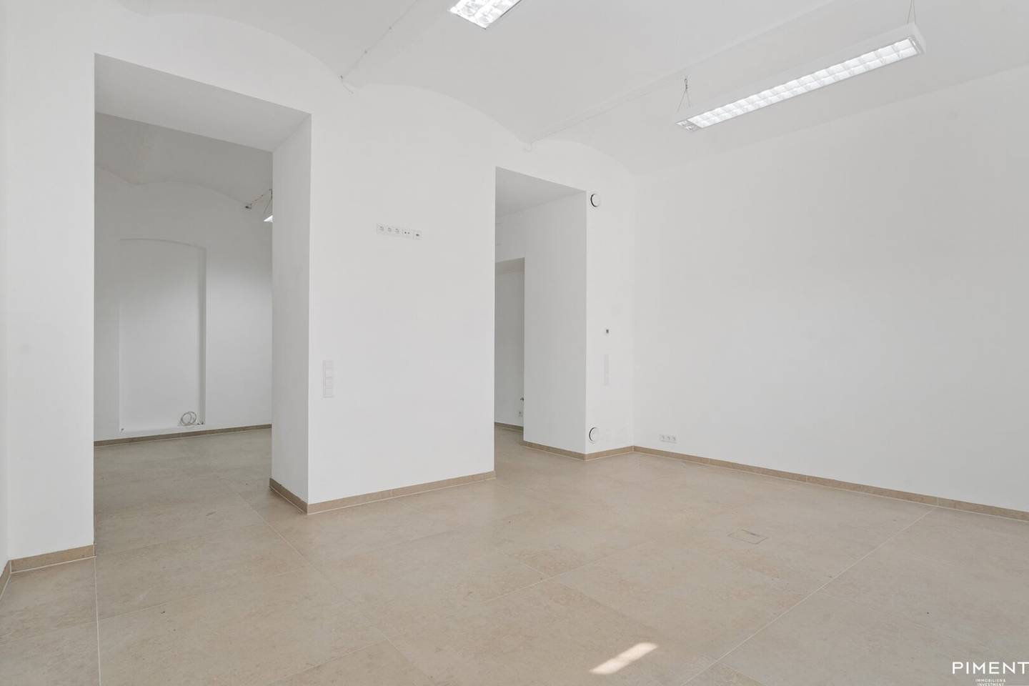 Retail space with courtyard terrace in prime Josefstadt location