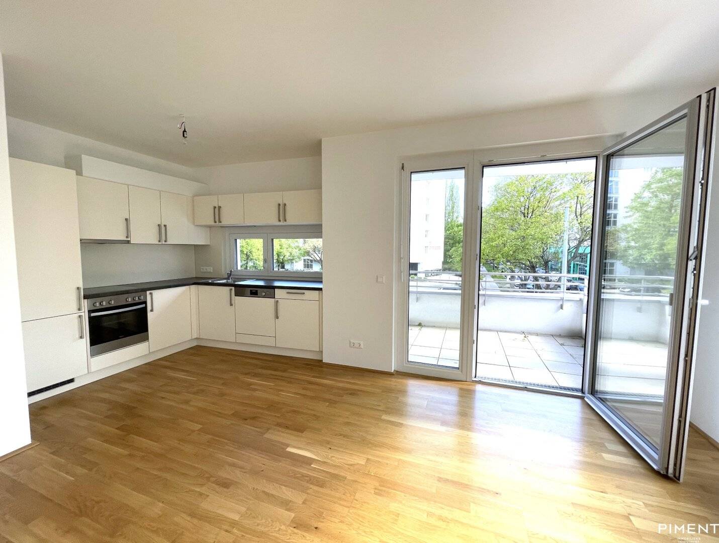Sunny 3-Room Apartment with Balcony near U1