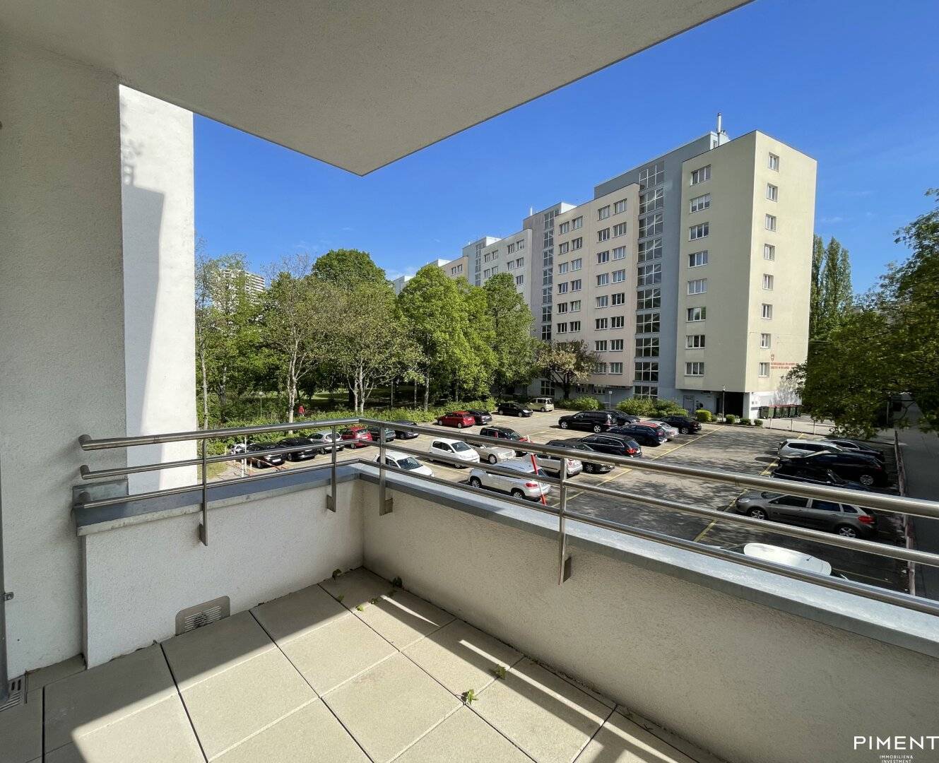 Sunny 3-Room Apartment with Balcony near U1
