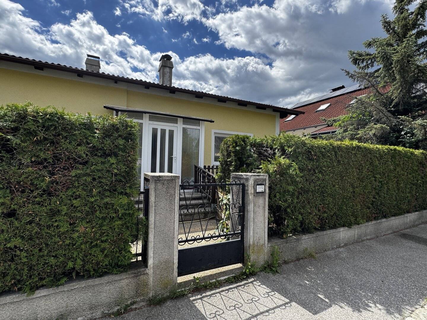 Teilrenoviertes Einfamilienhaus mit Wintergarten und Garage