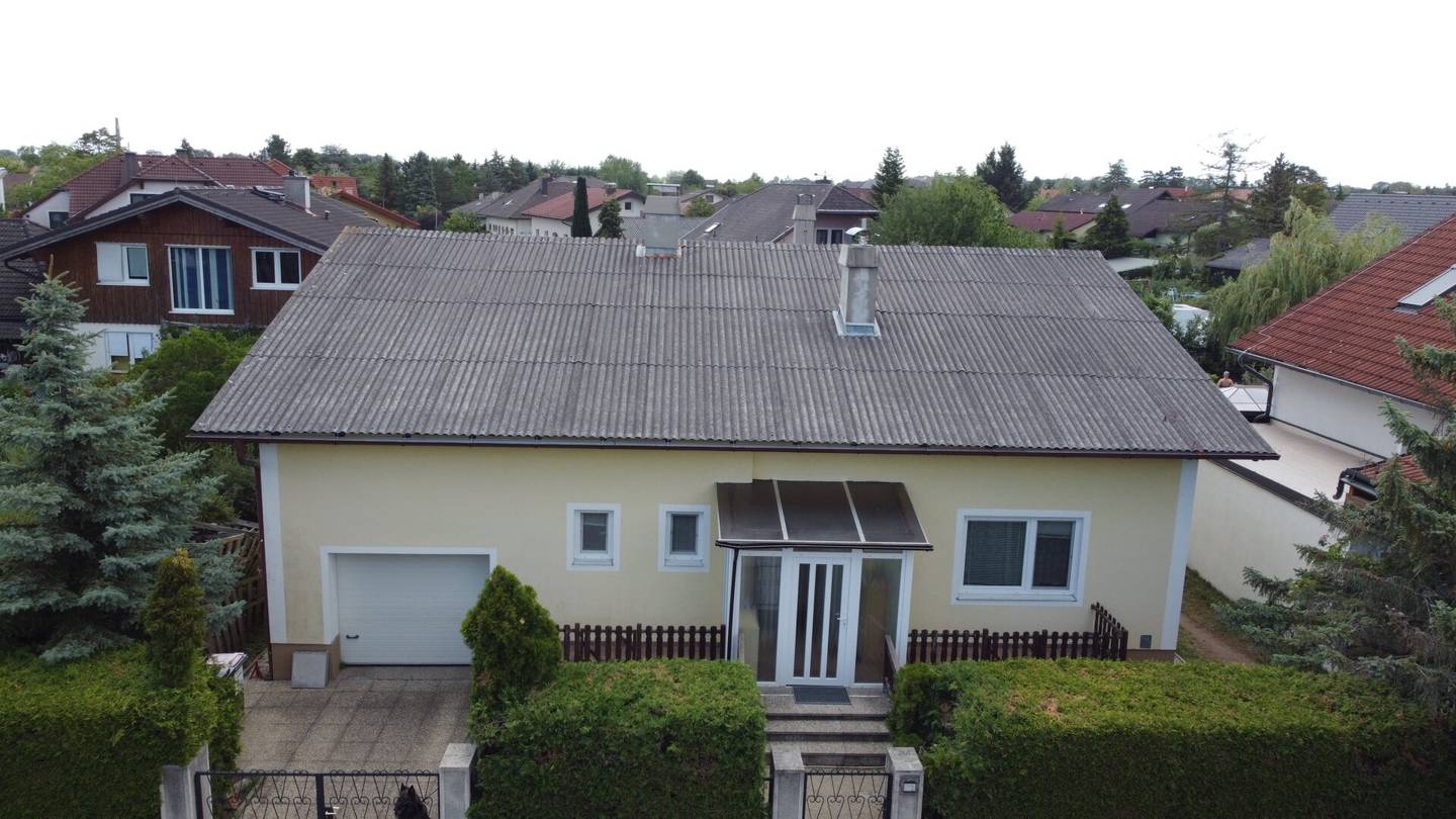 Teilrenoviertes Einfamilienhaus mit Wintergarten und Garage