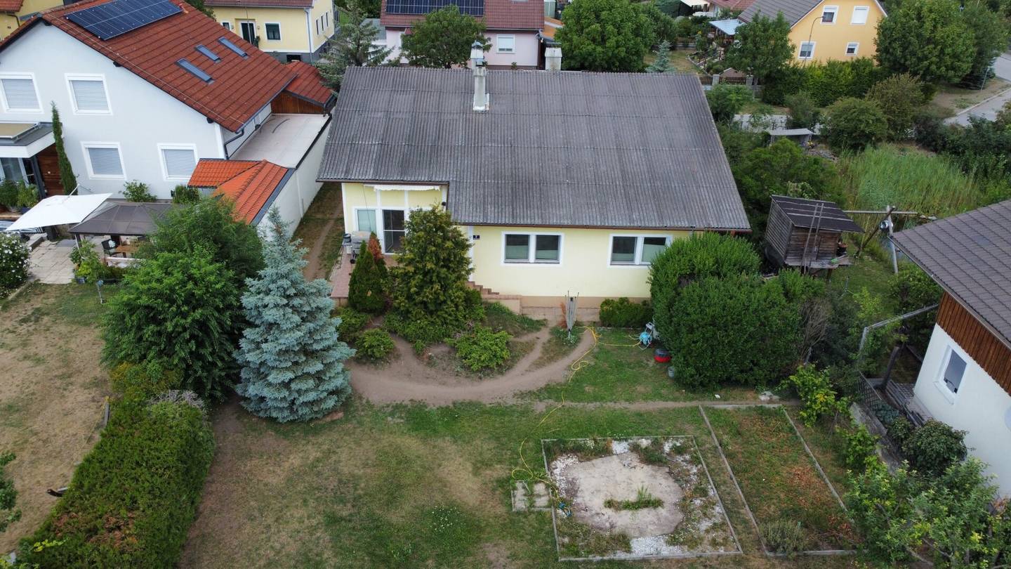 Teilrenoviertes Einfamilienhaus mit Wintergarten und Garage