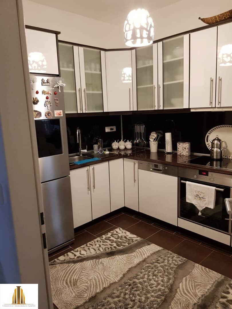 Renovated Altbau Apartment with Elevator near Tenniswiese