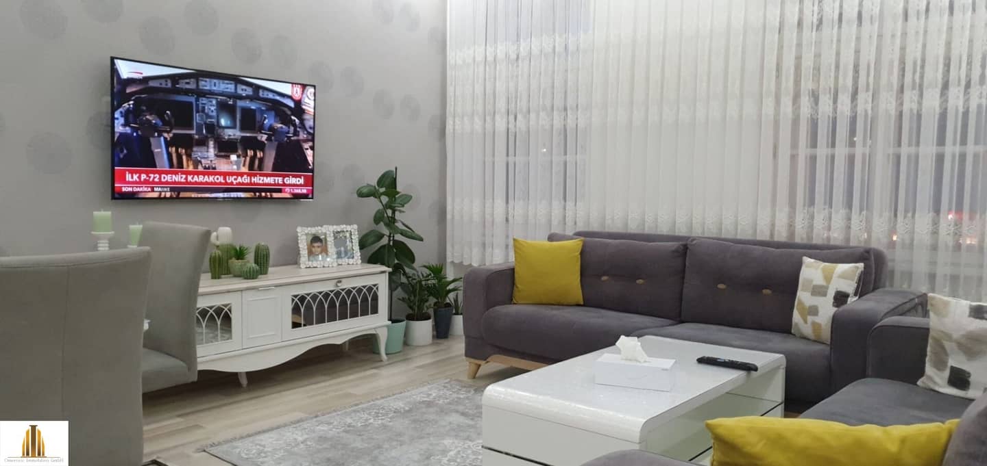 Renovated Altbau Apartment with Elevator near Tenniswiese