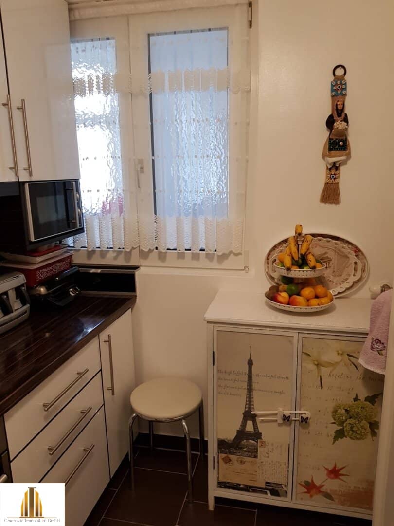 Renovated Altbau Apartment with Elevator near Tenniswiese