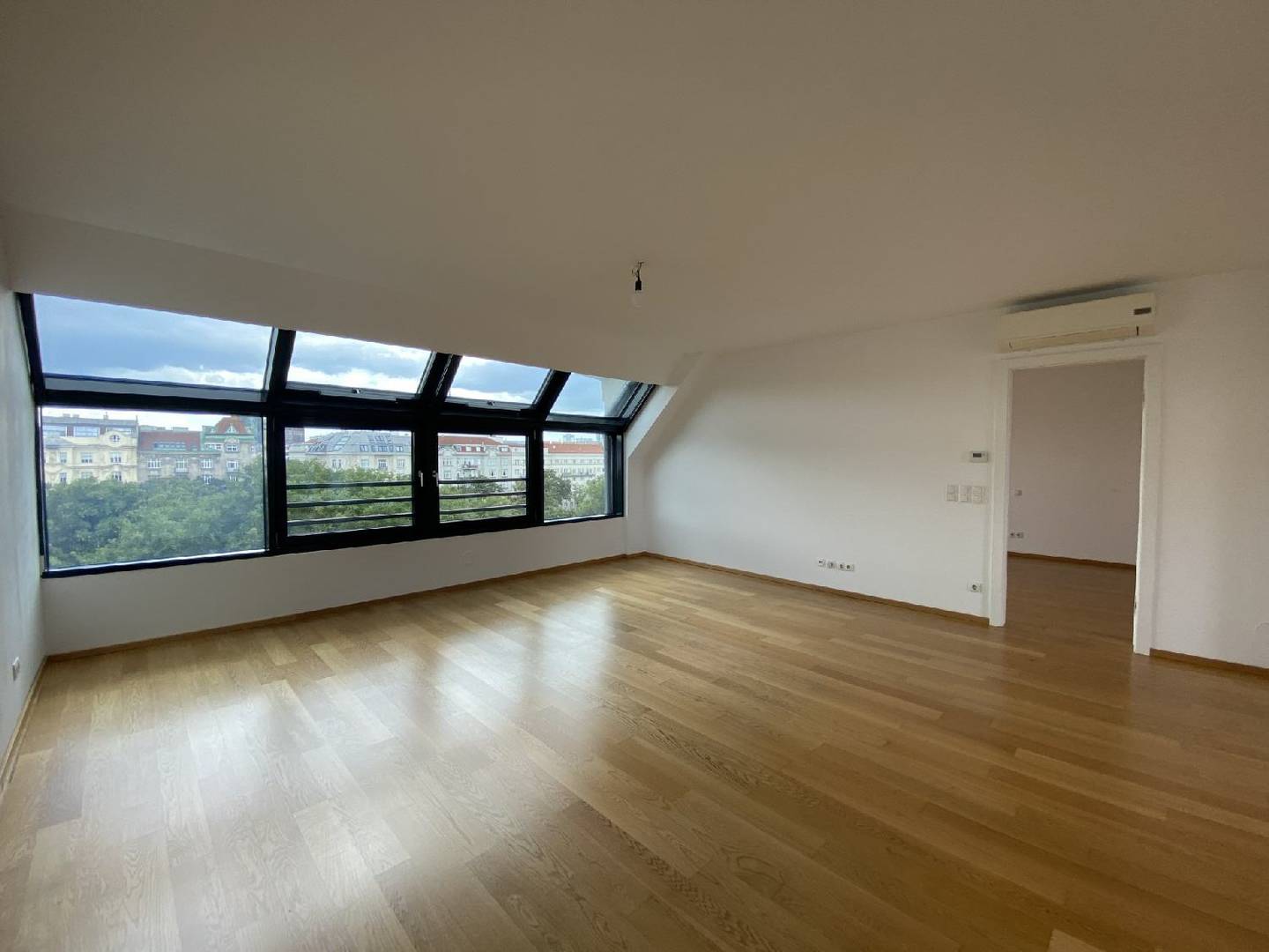 Dachgeschosswohnung mit drei Terrassen und Wohnküche