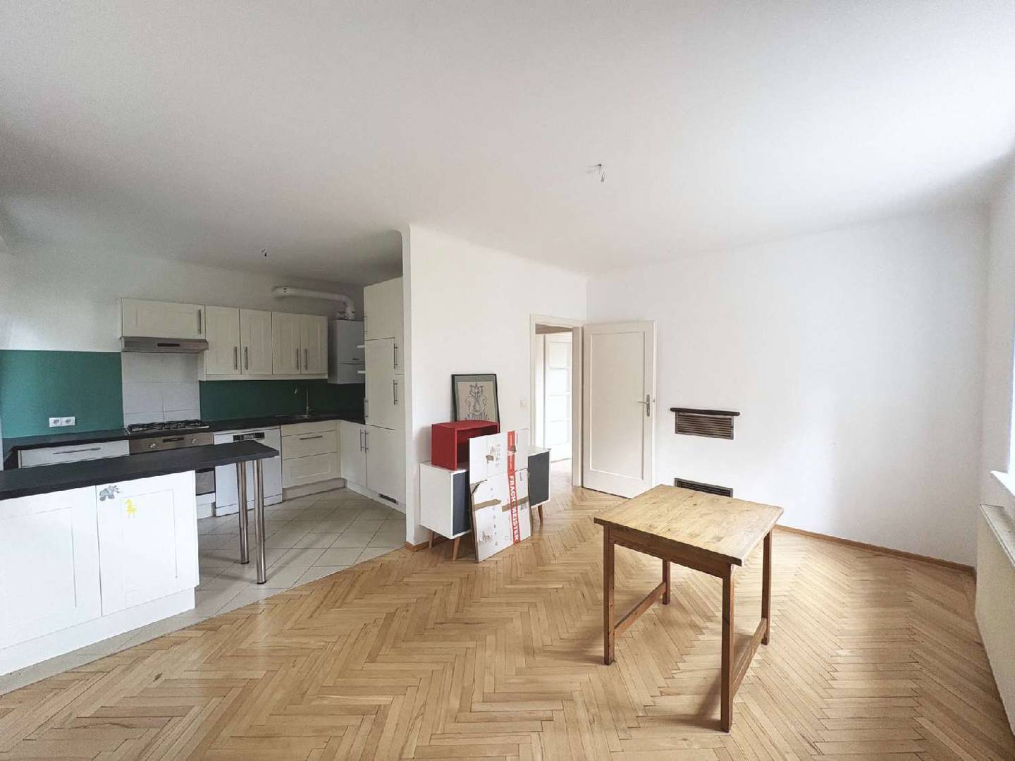 Spacious ground floor apartment with balcony and fireplace