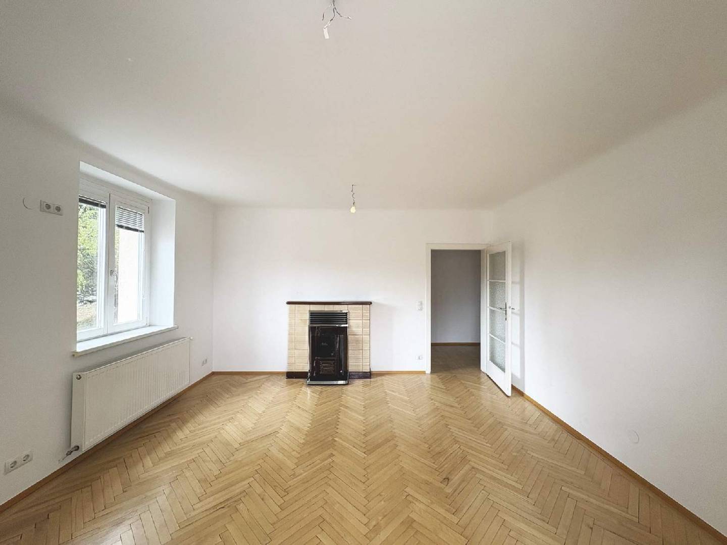 Spacious ground floor apartment with balcony and fireplace