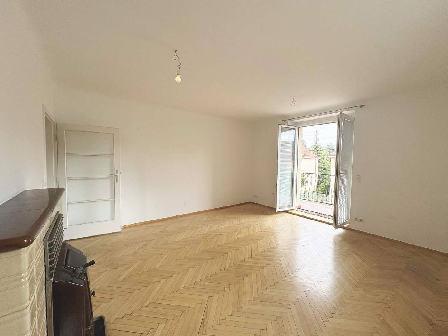 Spacious ground floor apartment with balcony and fireplace