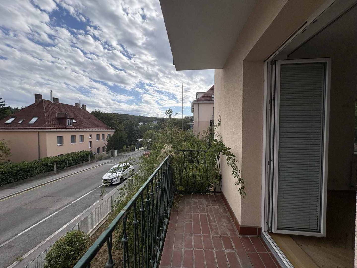 Spacious ground floor apartment with balcony and fireplace