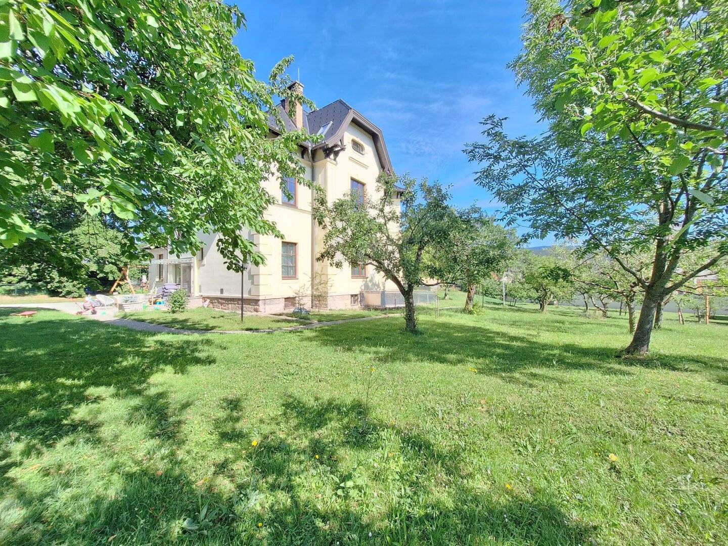 Ground floor apartment with garden in green surroundings
