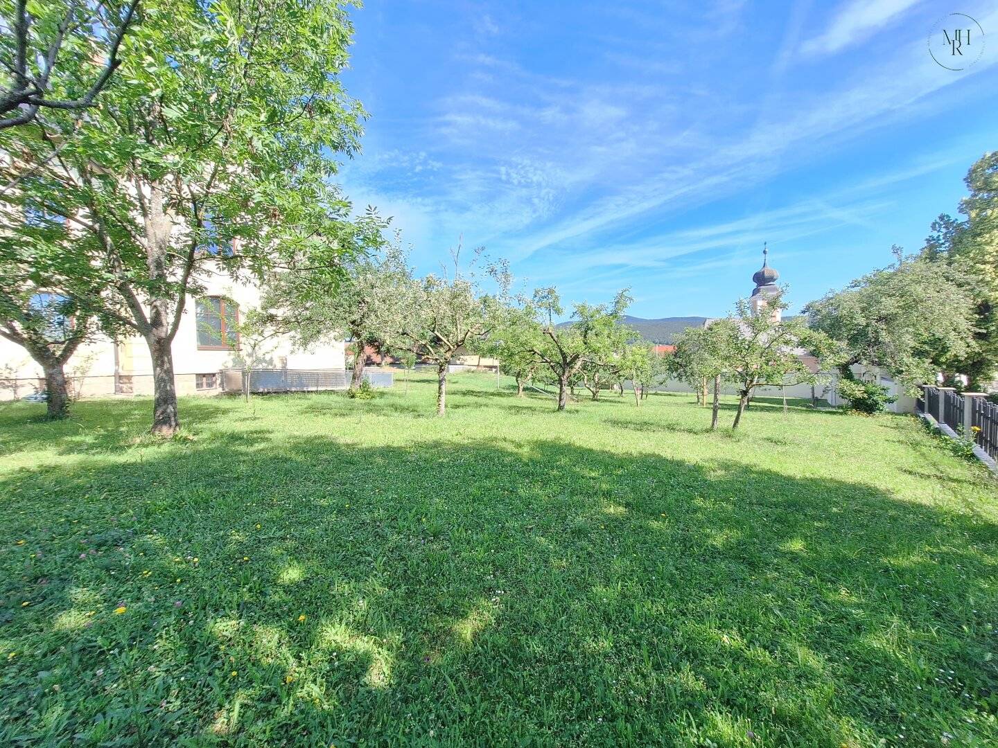 Ground floor apartment with garden in green surroundings