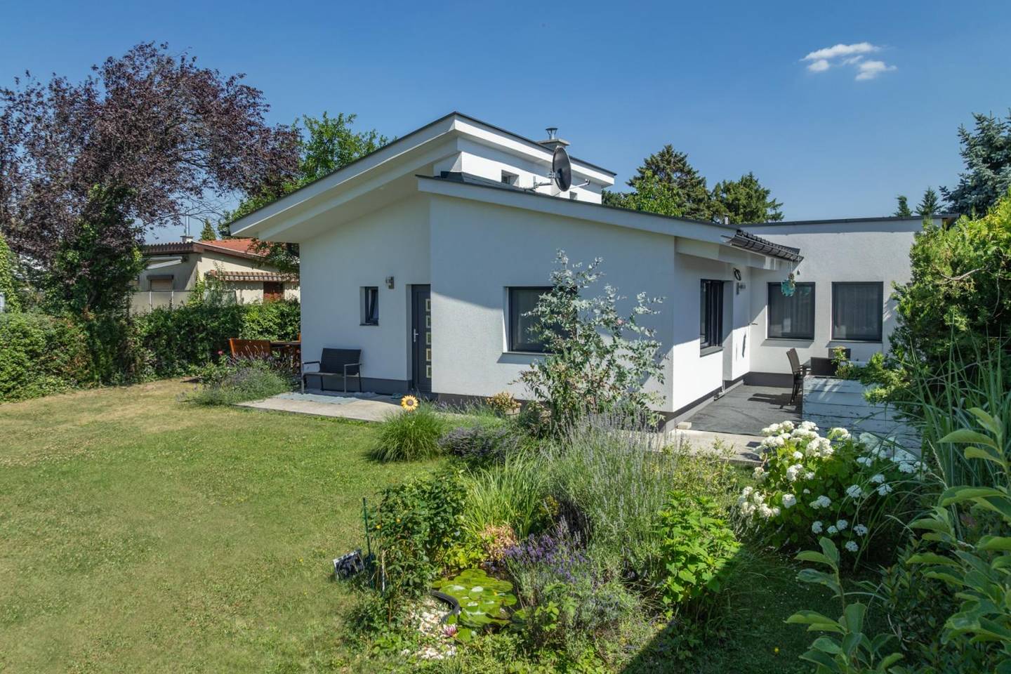 Modernized Bungalow House with Terrace near Steinbrunner See