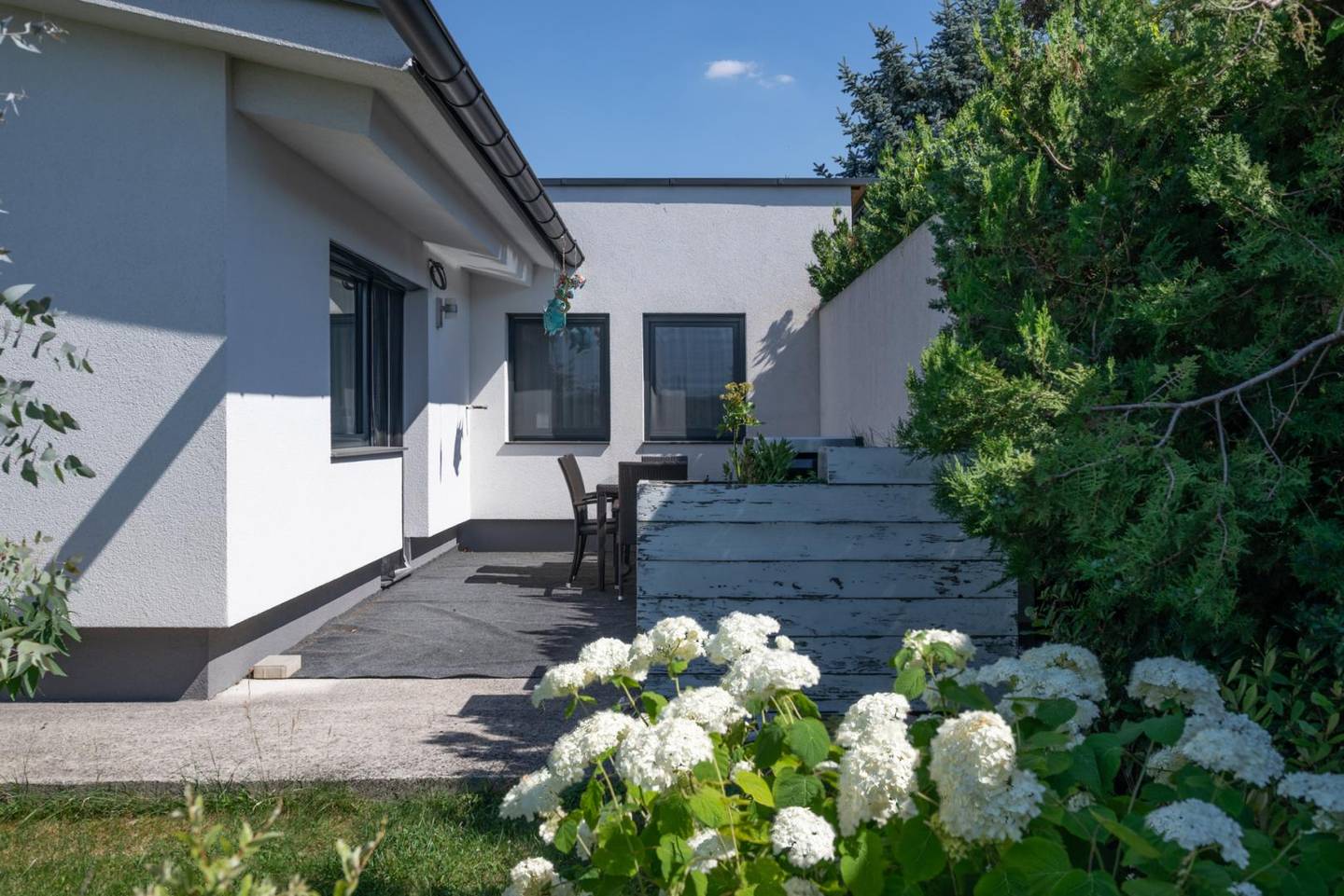 Modernized Bungalow House with Terrace near Steinbrunner See
