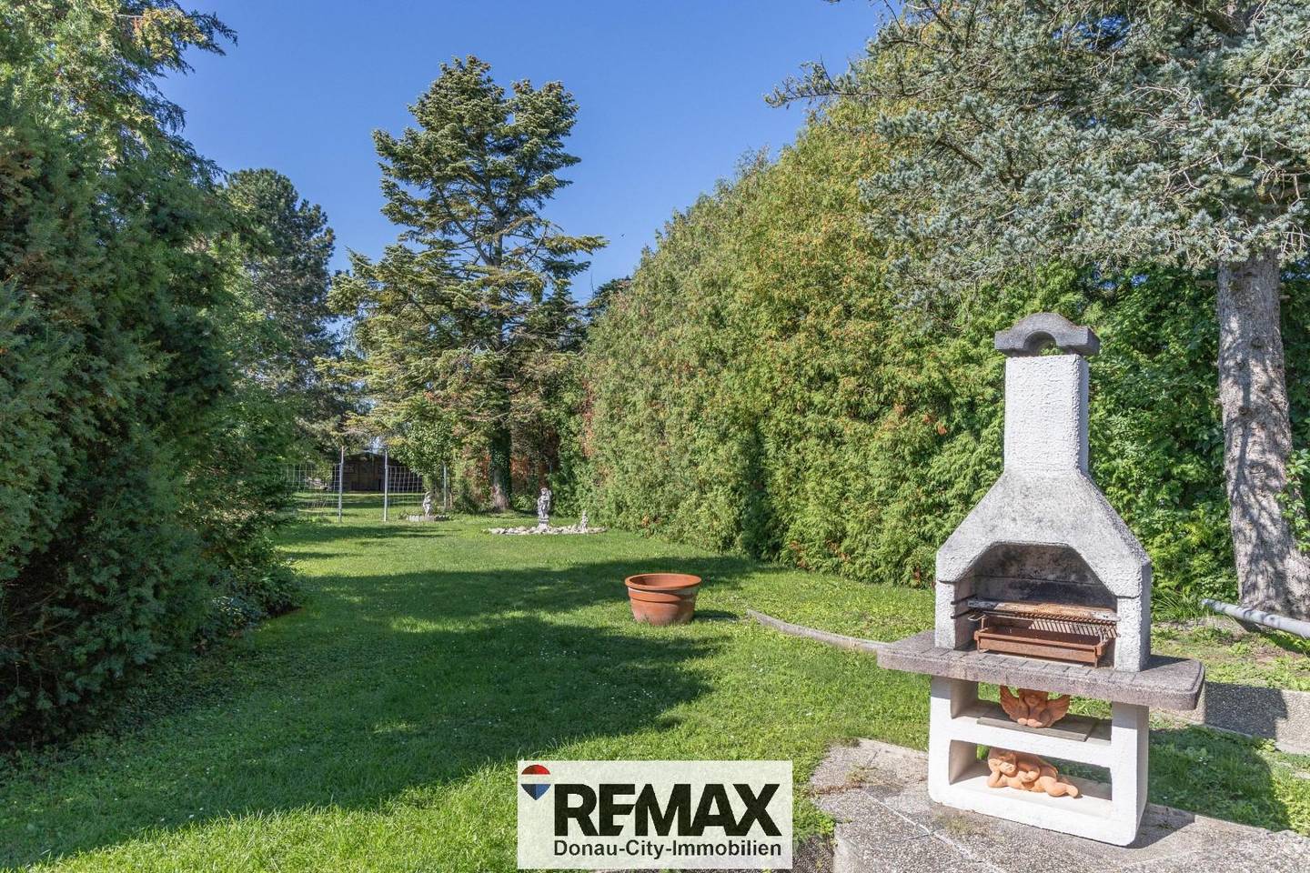 Bungalow with pool and large garden in a quiet setting