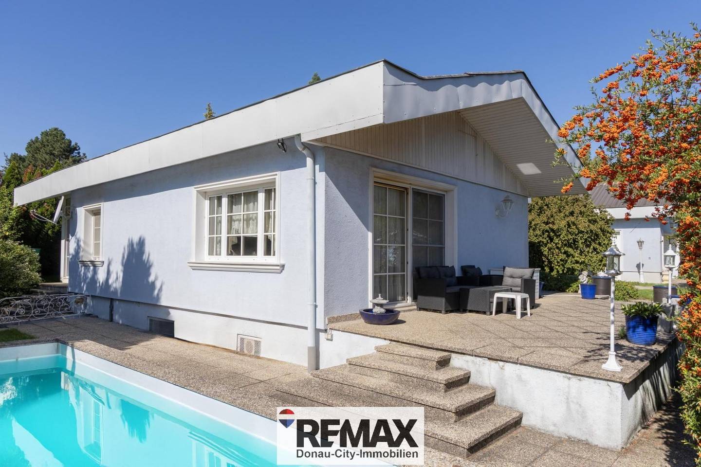 Bungalow with pool and large garden in a quiet setting