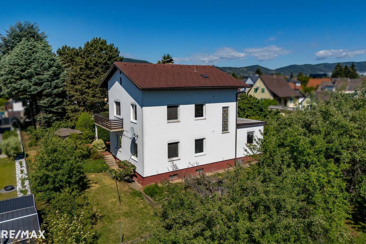 Einfamilienhaus mit Garten und Doppelgarage