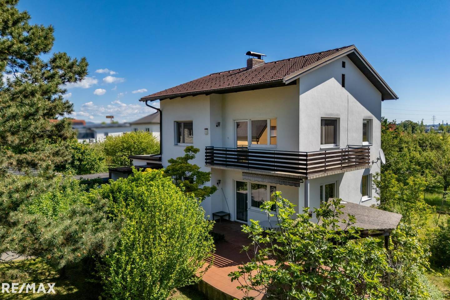 Einfamilienhaus mit Garten und Doppelgarage