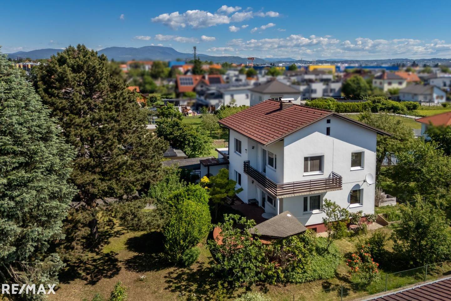 Einfamilienhaus mit Garten und Doppelgarage