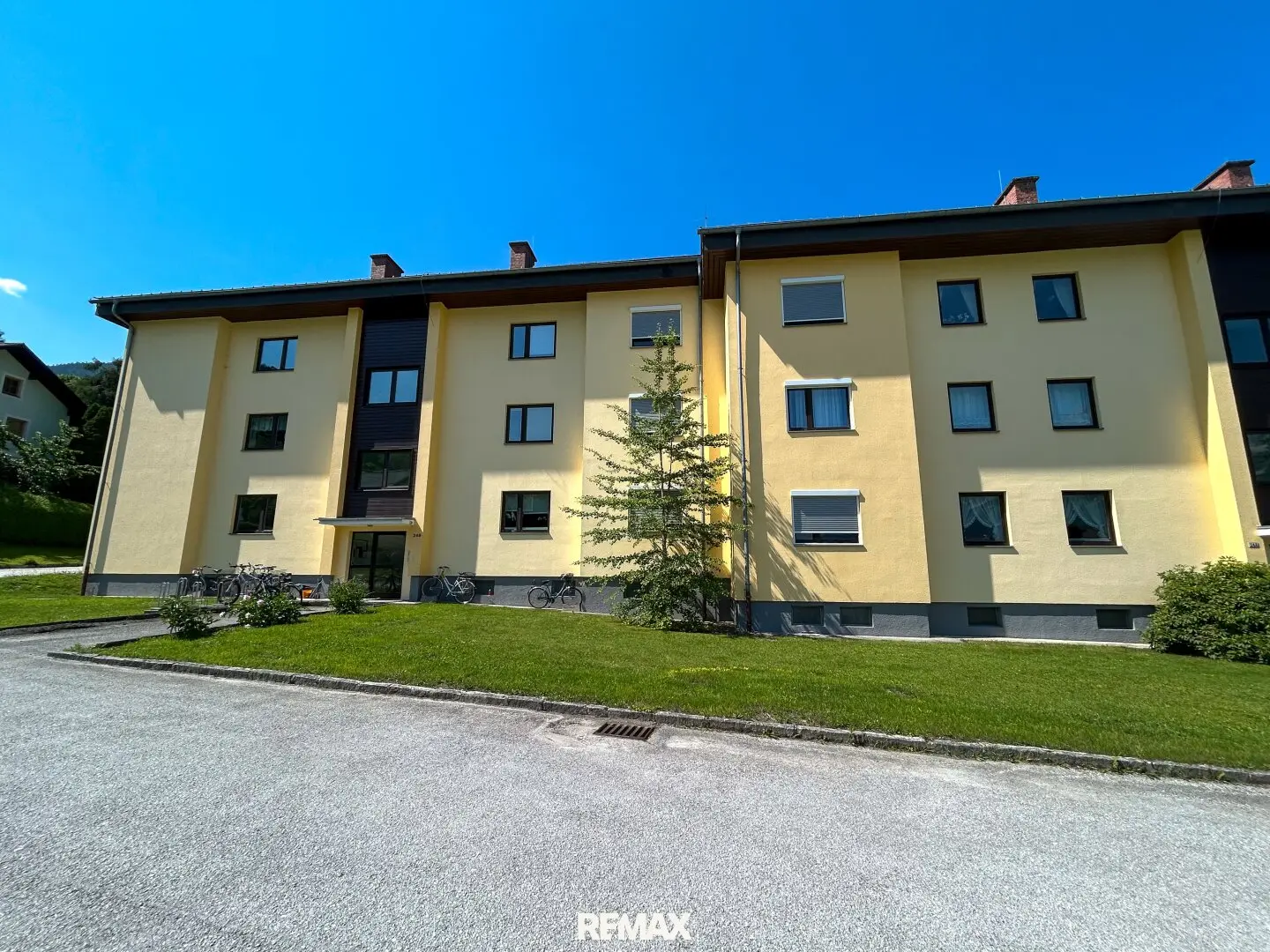 3 room apartment with sunny loggia and parking space