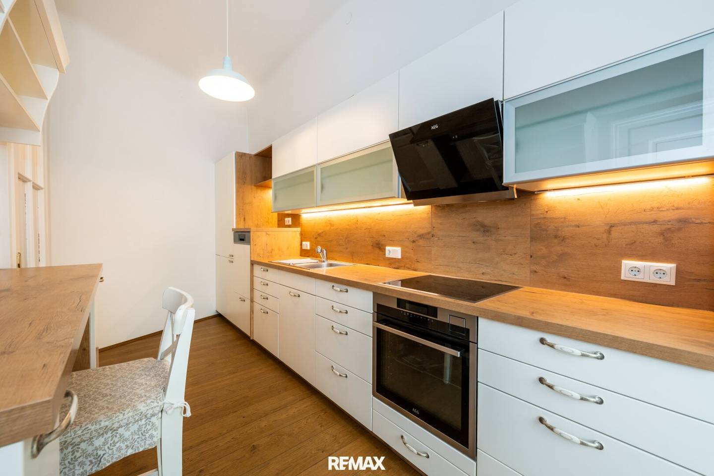 Spacious Altbau apartment with balcony in central location