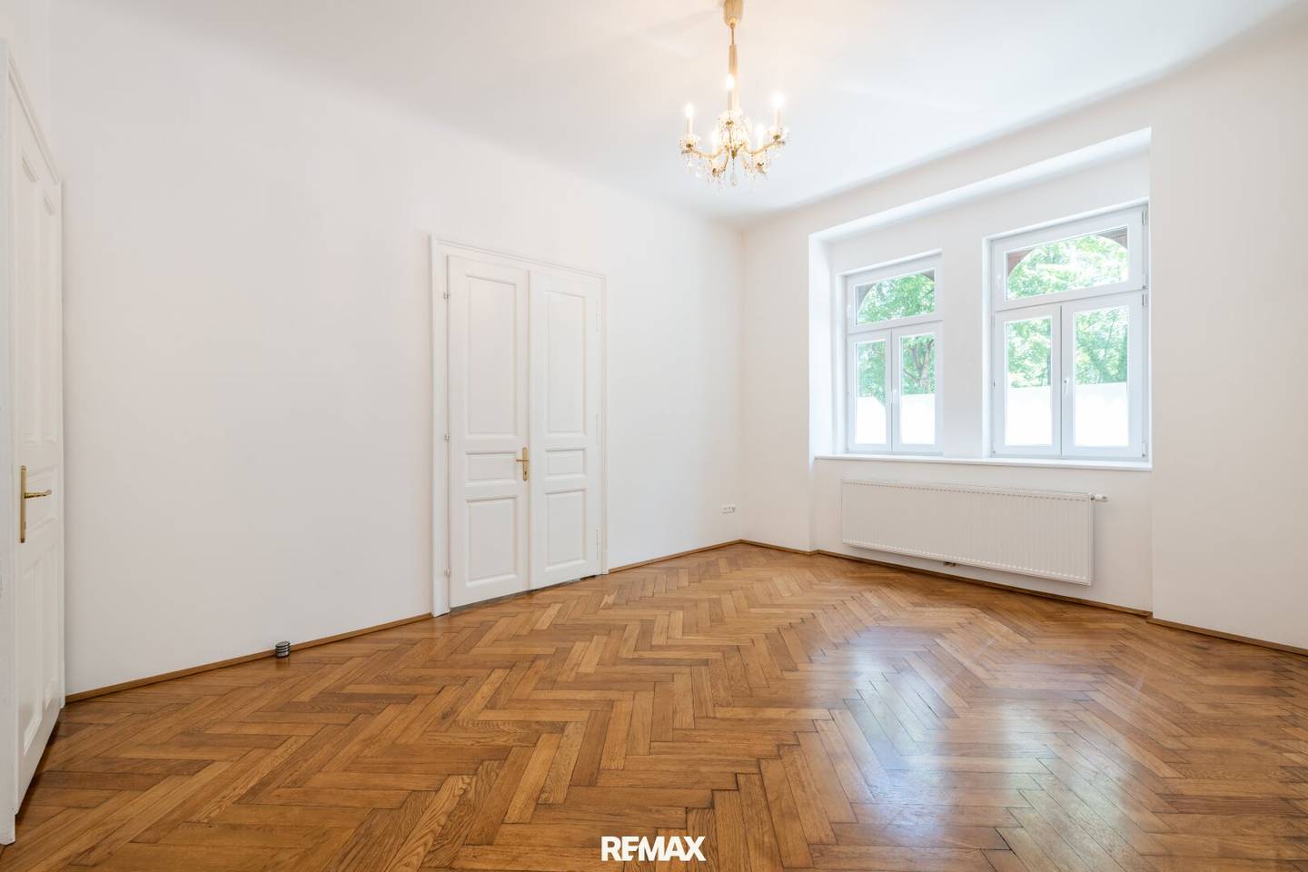 Spacious Altbau apartment with balcony in central location