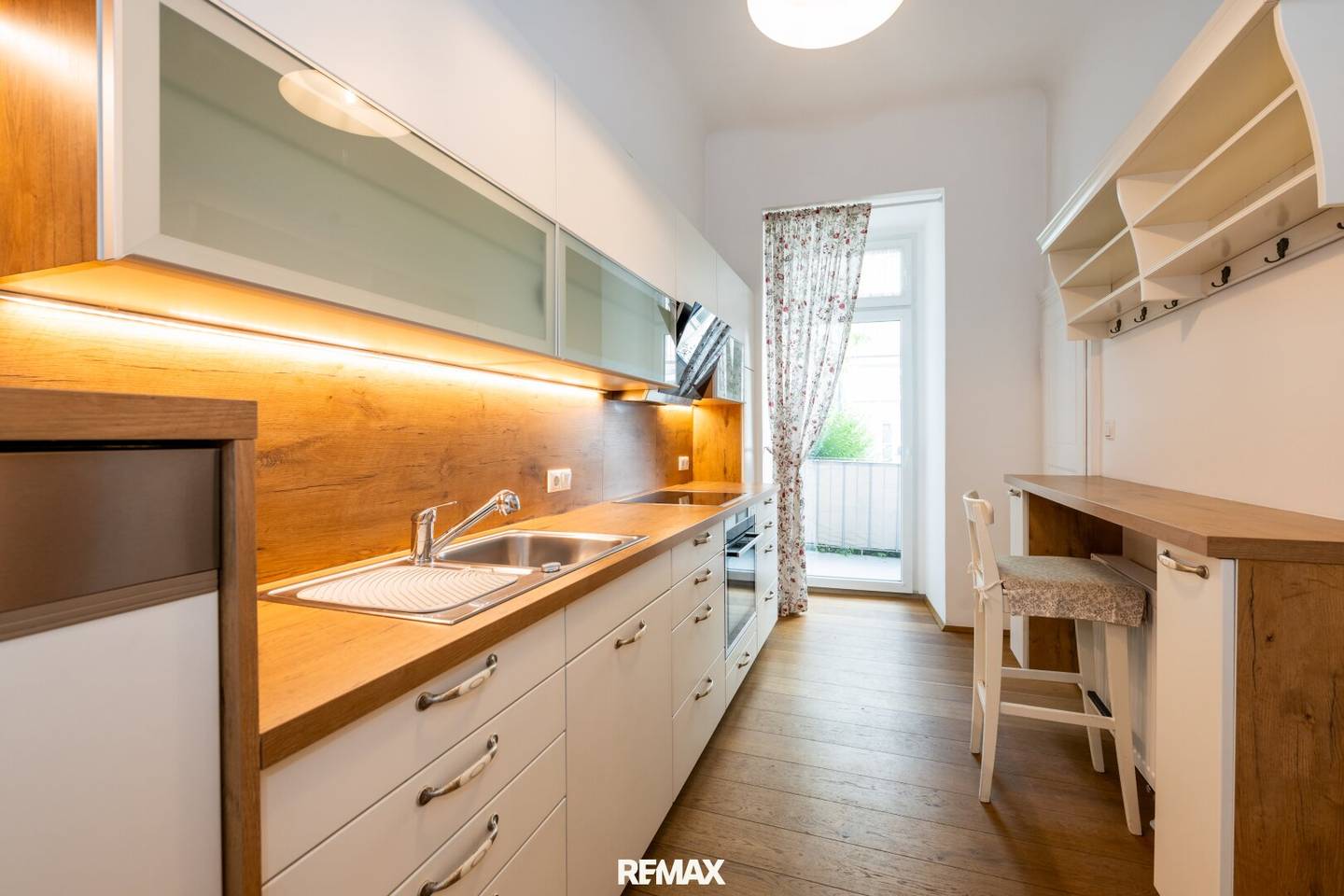 Spacious Altbau apartment with balcony in central location