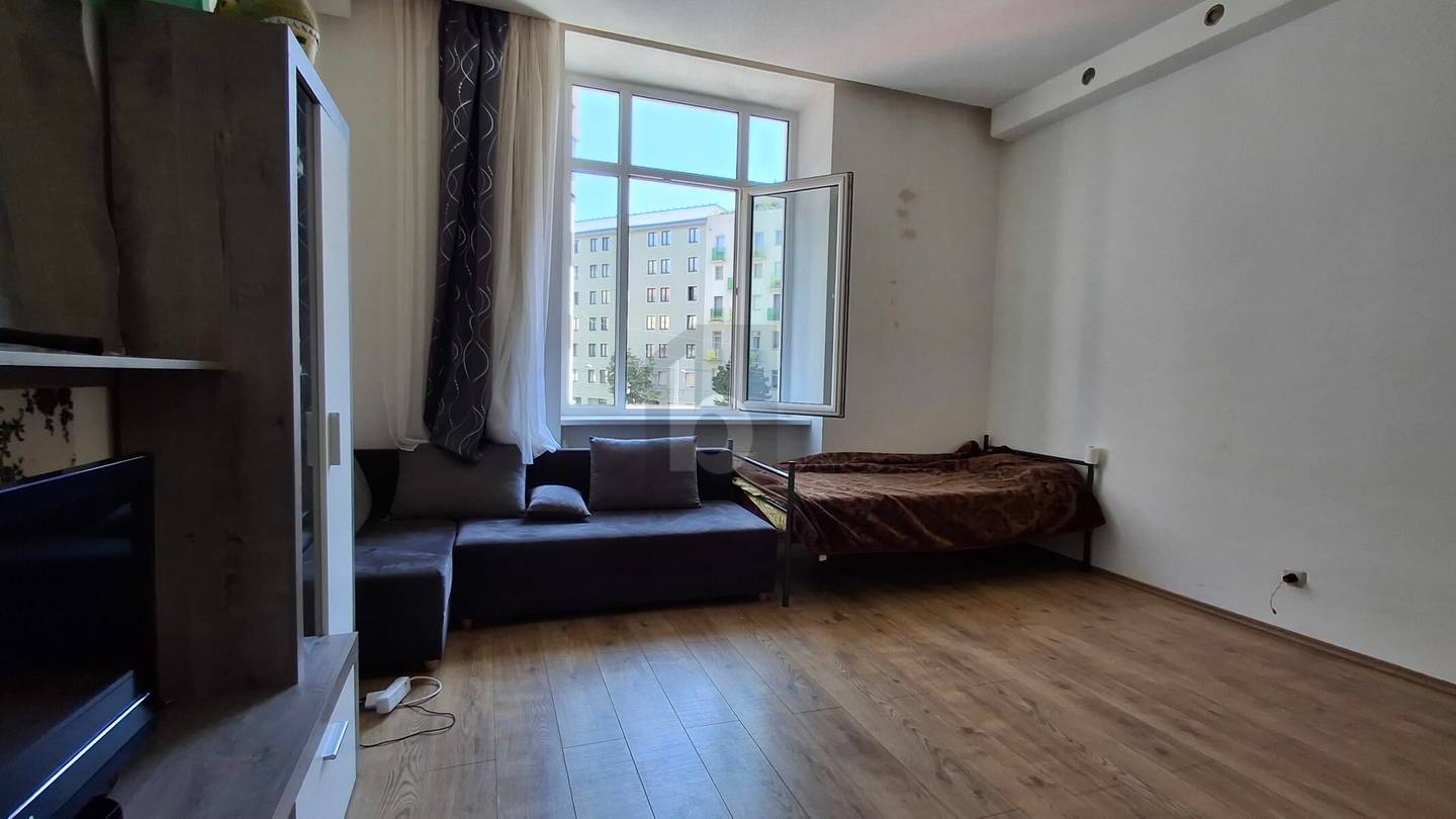 Renovated apartment in quiet courtyard location