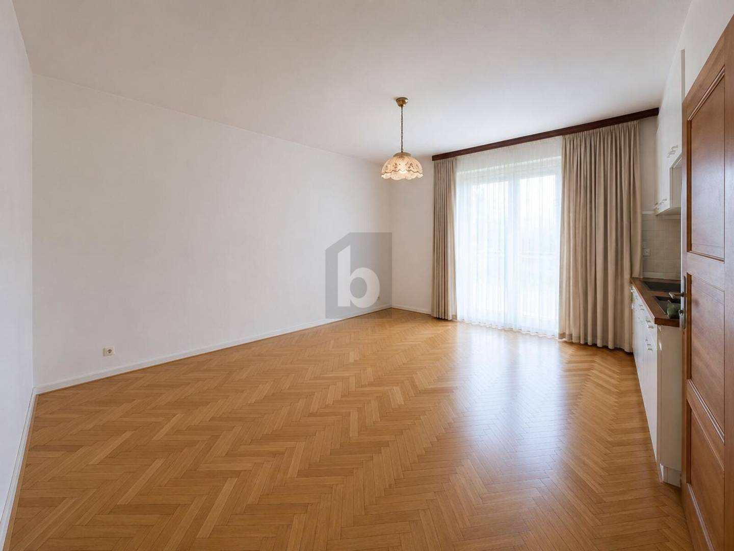 Frisch sanierte Wohnung mit großem Balkon und Parkplatz