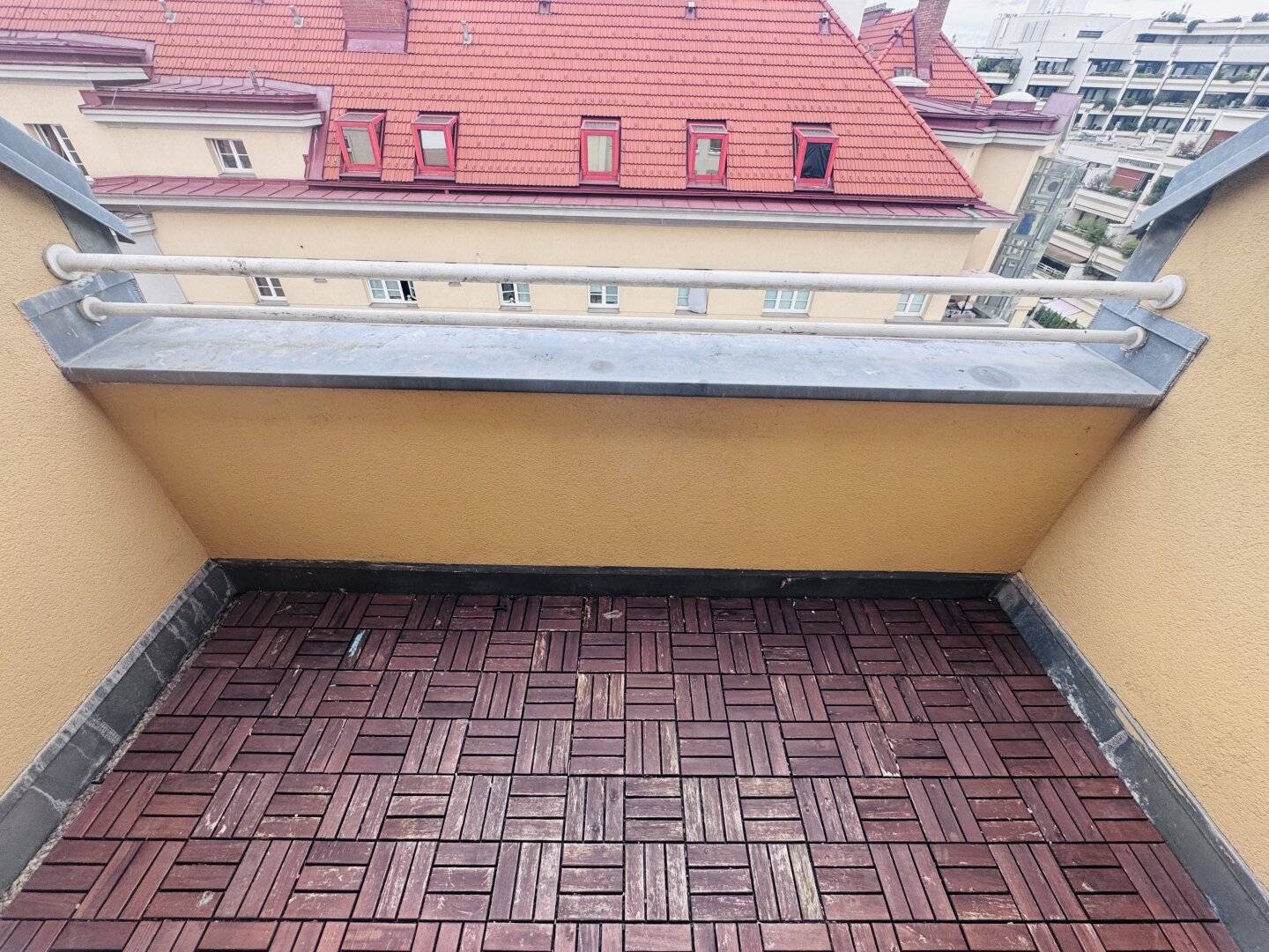 Spacious 3-Room Maisonette with Balcony and Garage Parking in the Attic Floor