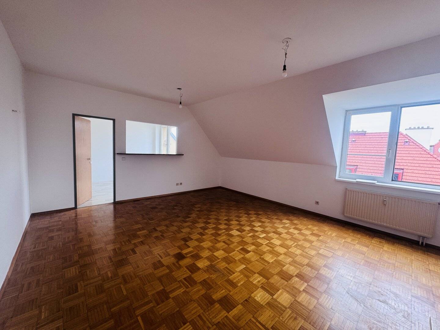 Spacious 3-Room Maisonette with Balcony and Garage Parking in the Attic Floor