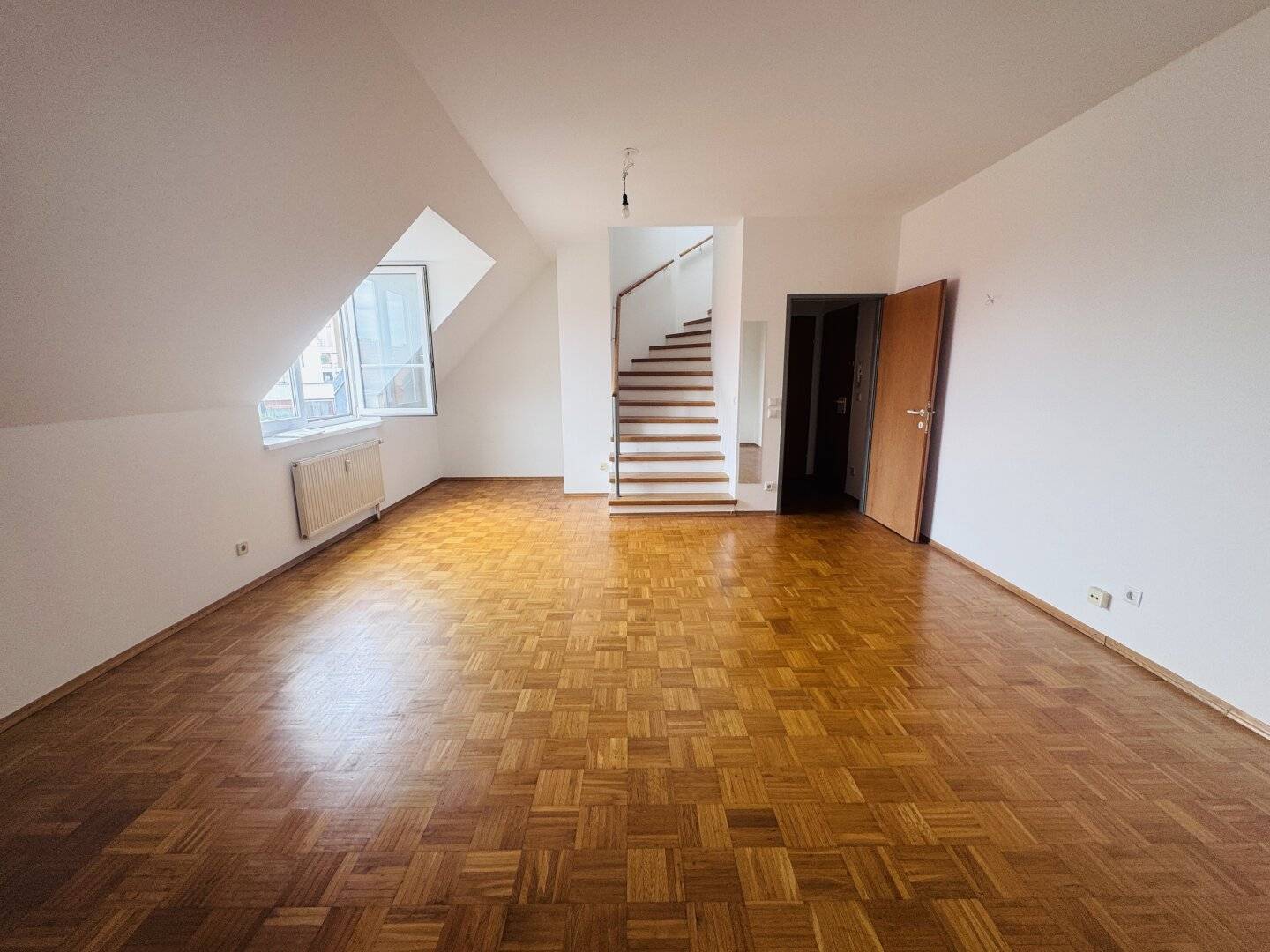 Spacious 3-Room Maisonette with Balcony and Garage Parking in the Attic Floor