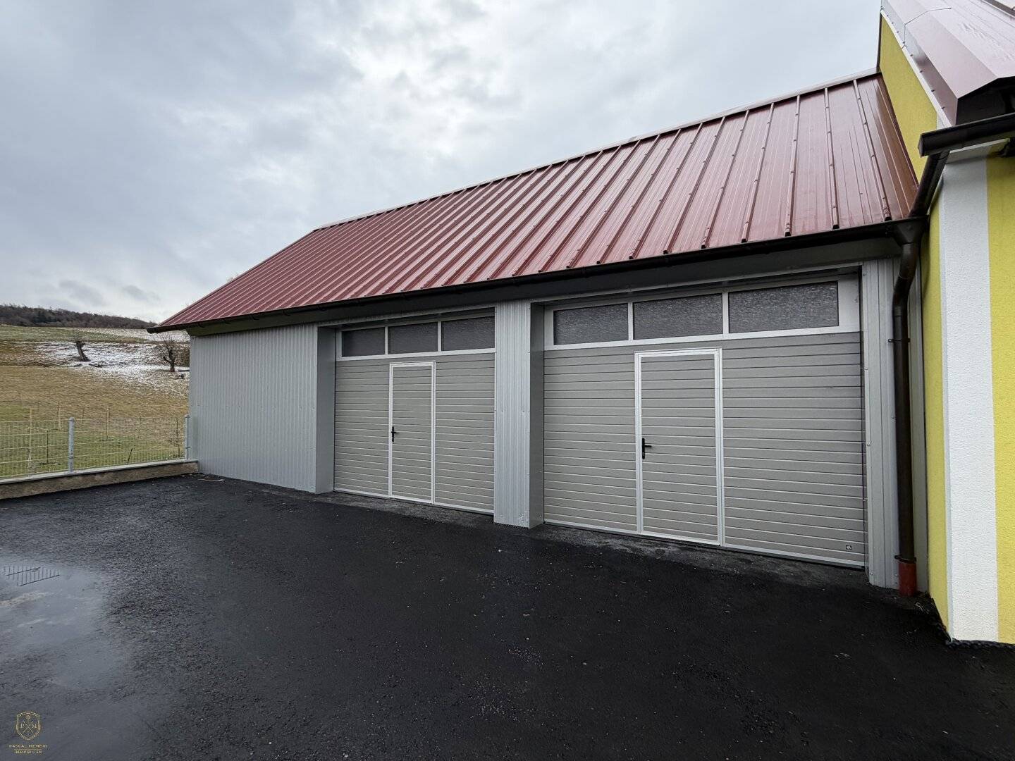 Hall with underfloor heating and garage in Wiesen
