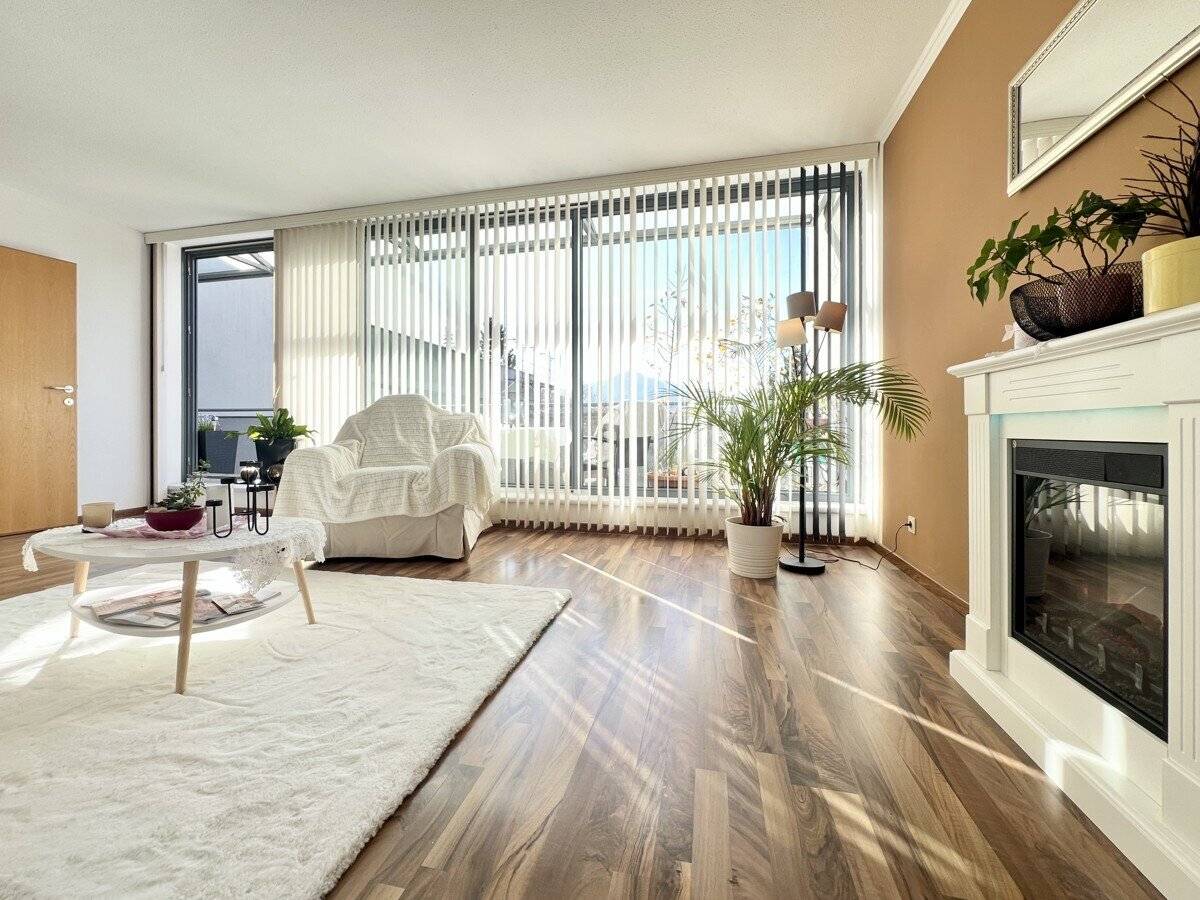 Helle Wohnung mit Südwest Loggia und Bergblick