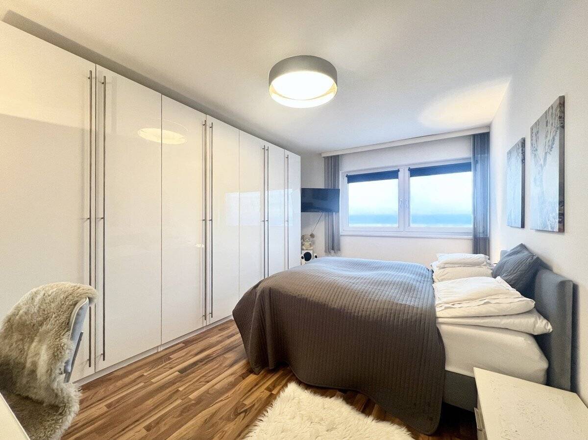 Helle Wohnung mit Südwest Loggia und Bergblick