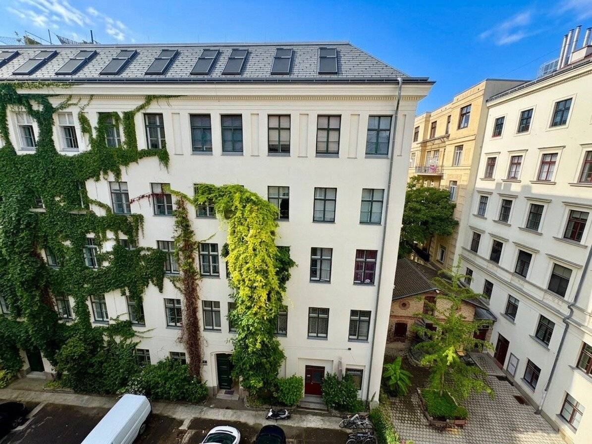 Frisch sanierte Altbauwohnung mit Innenhofblick in Toplage