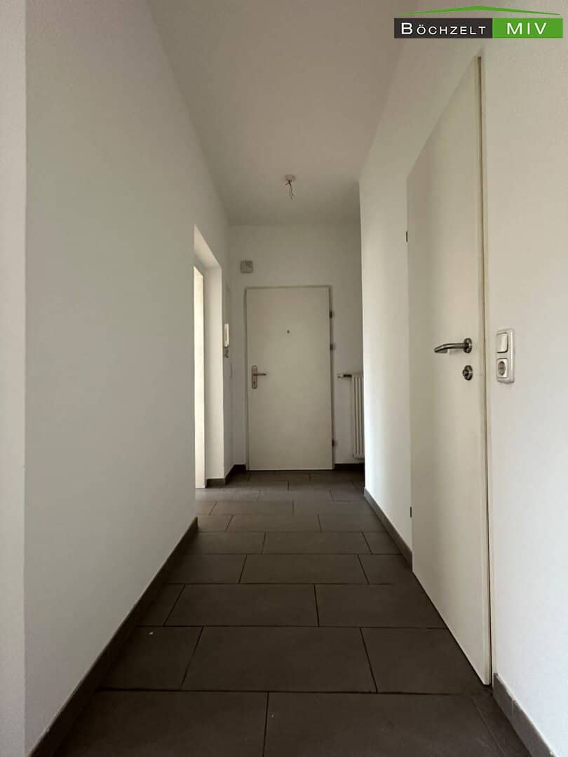 Helle Etagenwohnung mit Balkon in zentraler Lage