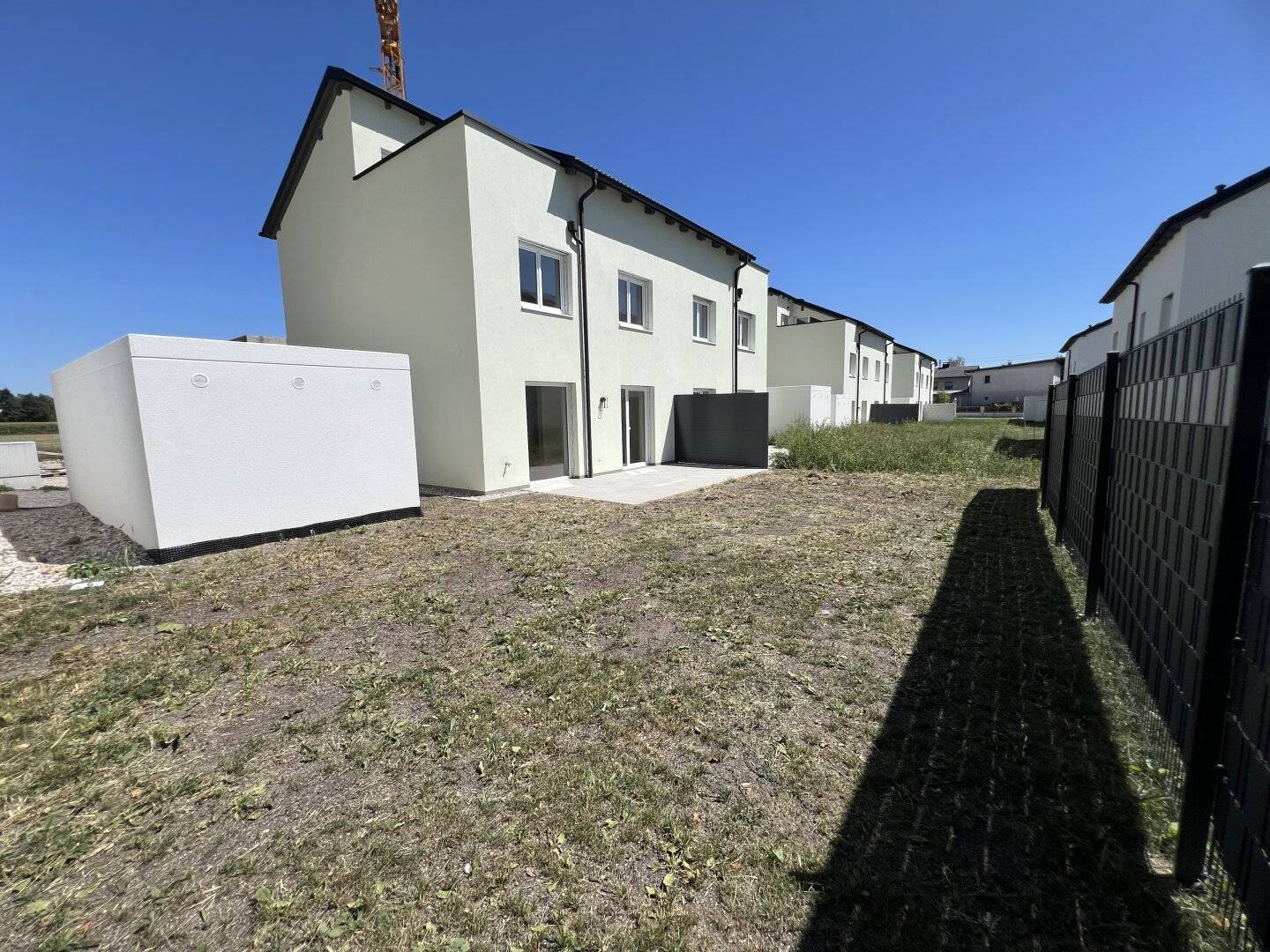 Row house with rooftop terrace and garage in sunny quiet location