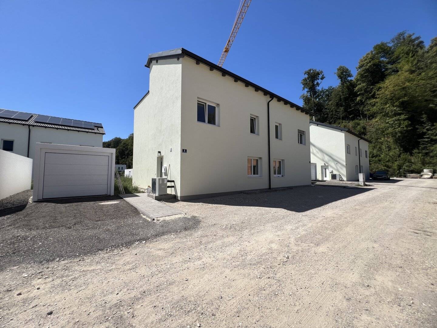 Row house with rooftop terrace and garage in sunny quiet location