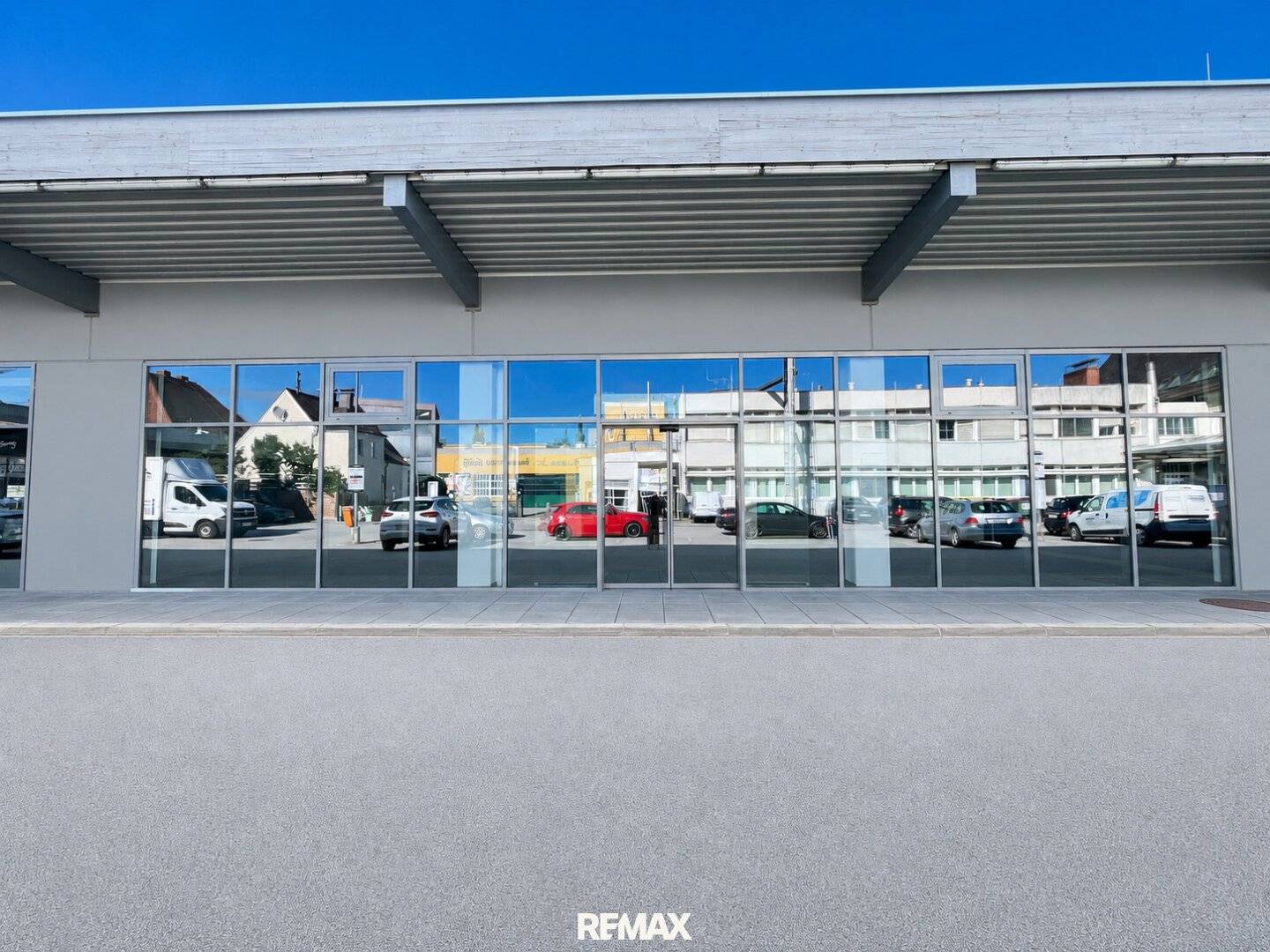 Commercial space with customer parking in central location