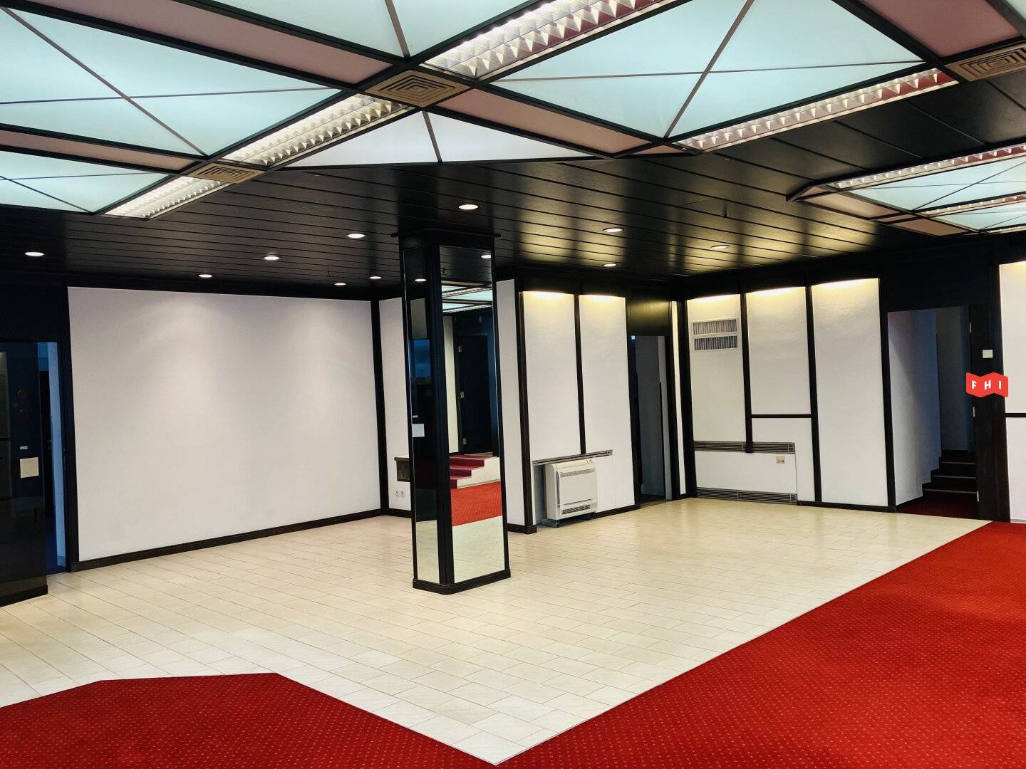 Bright commercial space with parquet in a Gründerzeit building