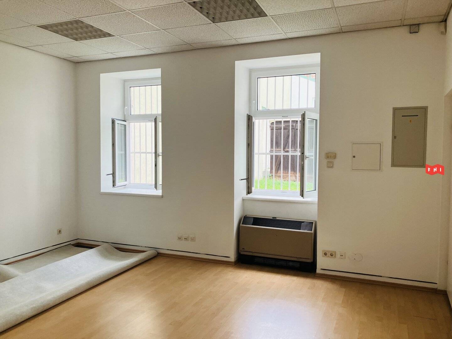 Bright commercial space with parquet in a Gründerzeit building