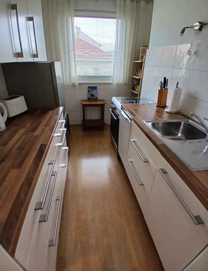Bright 2-room new build apartment near U1 – free rent formation